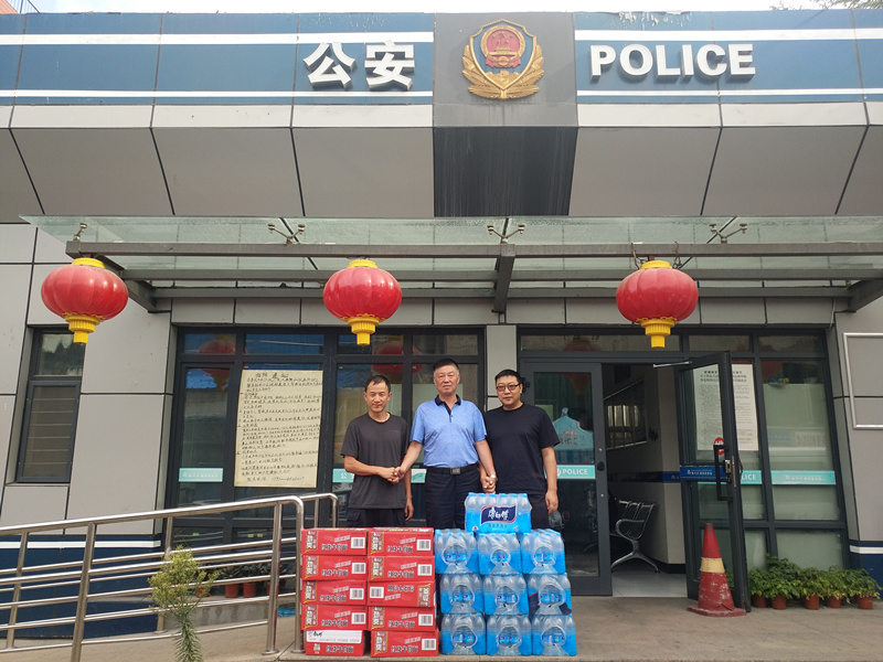 1533183401113750.jpg 北園春市場(chǎng)慰問(wèn)轄區(qū)便民警務(wù)站 譜寫(xiě)警民共建愛(ài)心曲_副本.jpg