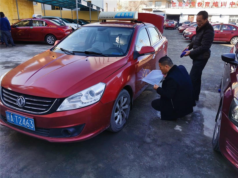 1575450777375195.jpg 運輸公司為新成員貼車標(biāo)_副本.jpg