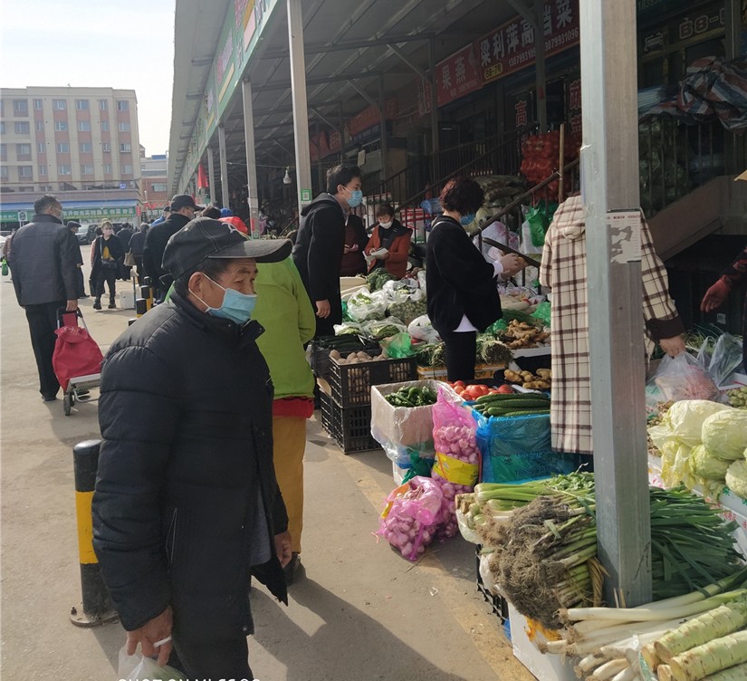 1585712806420467.jpg 圖為:市民在北園春市場購買蔬菜_副本.jpg