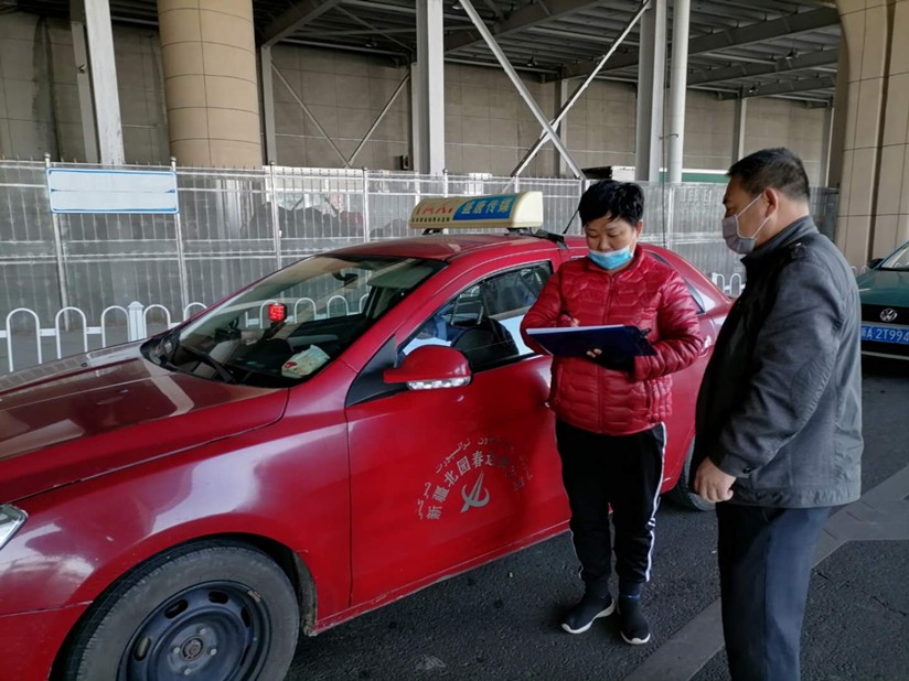 1588148723273676.jpg 圖為:運(yùn)輸公司管理人員在高鐵站檢查所屬出租車處在消毒情況_副本.jpg