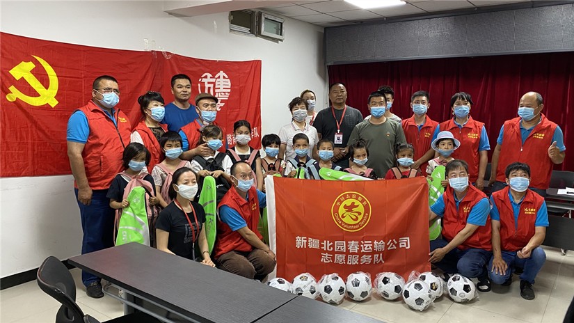 圖為：社區(qū)領導及工作人員、北園春志愿服務隊員代表與11名孩子和家長留影_副本.jpg