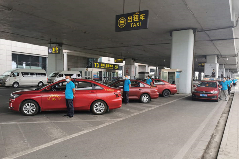 1601436237942751.jpg 圖為:北園春運(yùn)輸公司機(jī)場(chǎng)保障出租車(chē)隊(duì)_副本.jpg