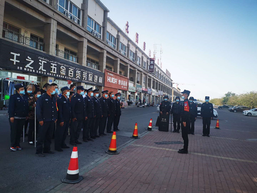 1604398918323312.jpg 圖為:烏蘇北園春市場治安員列隊接受教官的指導(dǎo)_副本.jpg
