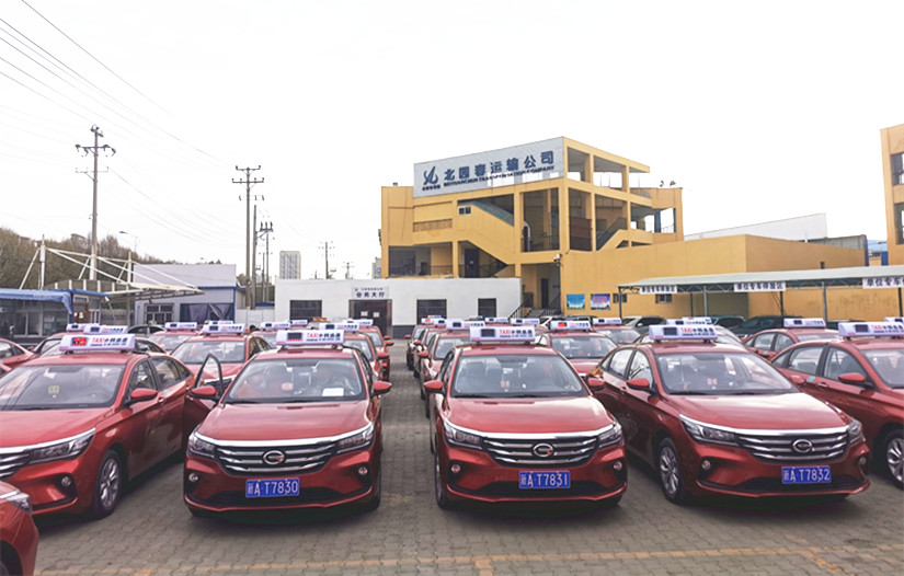 40輛車(chē)整齊擺放在公司院內(nèi)，等待發(fā)車(chē)儀式_副本.jpg