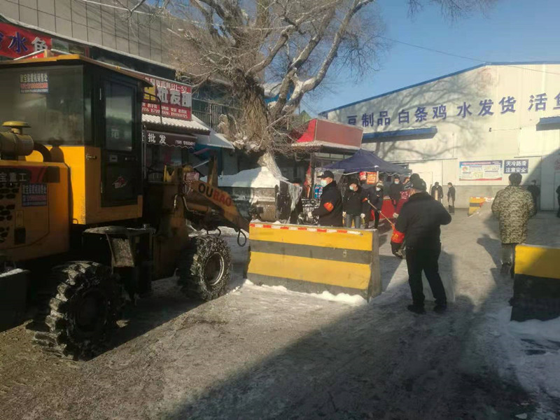 1609321978316007.jpg 圖為:副食市場掃雪現(xiàn)場_副本.jpg