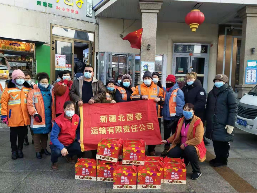 圖為：北園春志愿服務隊與西山民族村的環(huán)衛(wèi)工人們合影_副本.jpg