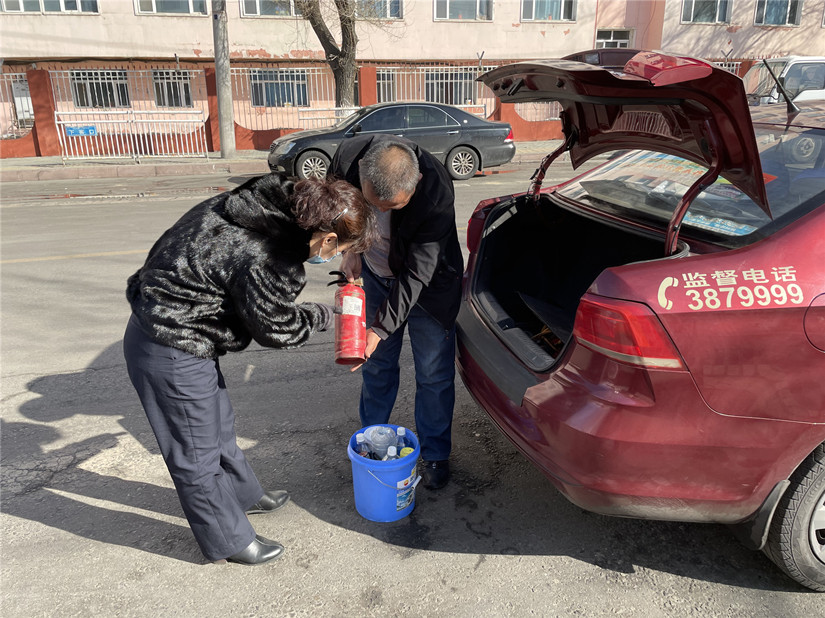 1614741573945249.jpg 圖為:運輸公司管理人員對出租車上滅火器的檢查_副本.jpg