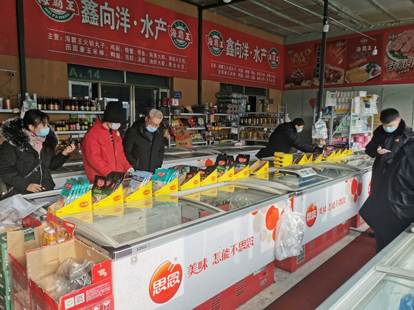1614742215429514.jpg 圖為:市場食品質量安全檢查小組對商戶貨物進行檢查_副本.jpg