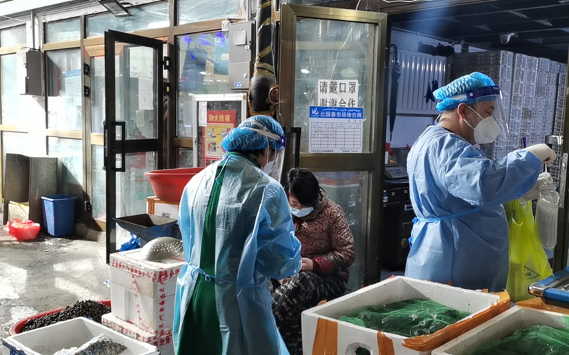 1617215349863982.jpg 自治區(qū)疾控中心專業(yè)技術(shù)人員對我市場外環(huán)境標(biāo)本采樣隨機抽樣檢測_副本.jpg