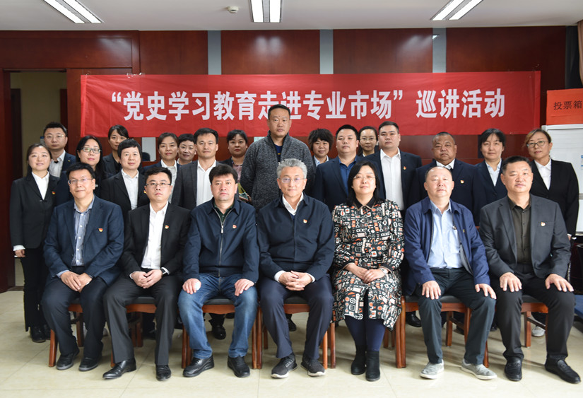 1619713619961762.jpg 圖為:自治區(qū)工信廳領(lǐng)導和集團全體黨員黨史學習合影留念_副本.jpg