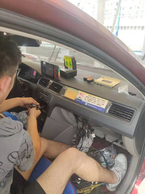 1630467791698525.jpg 圖為:運(yùn)輸公司安裝新款車(chē)載智能終端設(shè)備_副本.jpg
