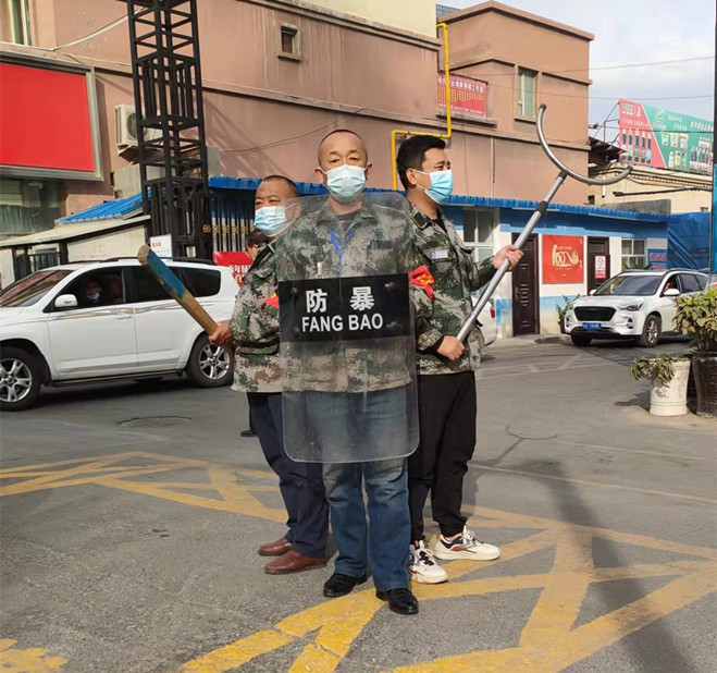 1632977783605897.jpg 圖為:副食市場“市場護區(qū)隊”在行動_副本.jpg
