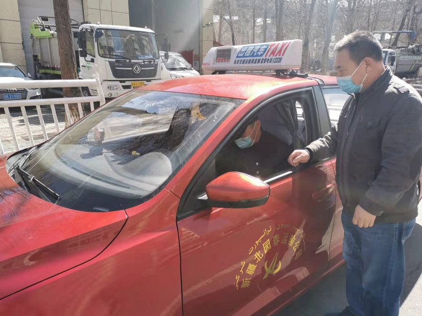 1651140370862844.jpg 圖為:運(yùn)輸公司車(chē)隊(duì)隊(duì)長(zhǎng)自查自檢出租車(chē)_副本.jpg