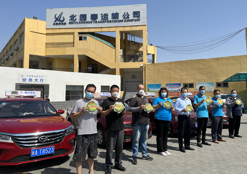 1657166373254819.jpg 圖為:運(yùn)輸公司組織愛心護(hù)航高考接送儀式啟動_副本.jpg