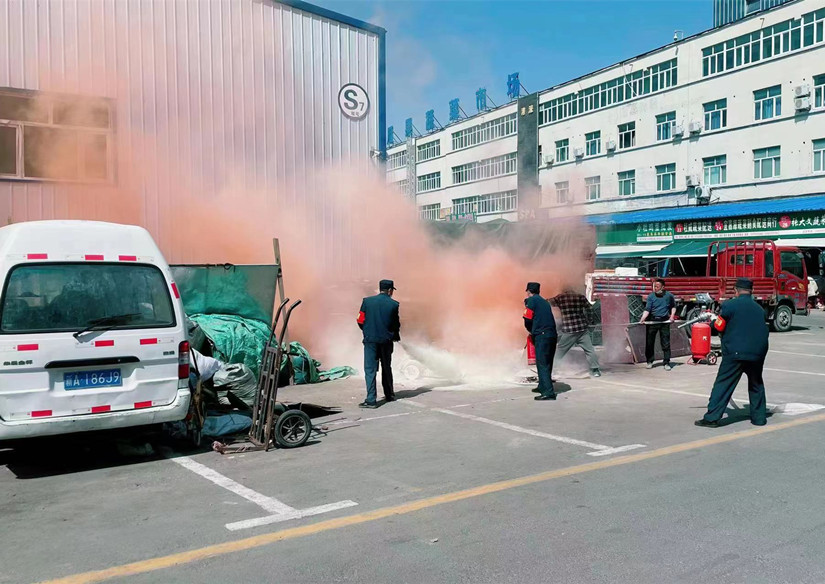 1682499847117093.jpg 圖為:北園春市場(chǎng)進(jìn)行滅火演練_副本.jpg