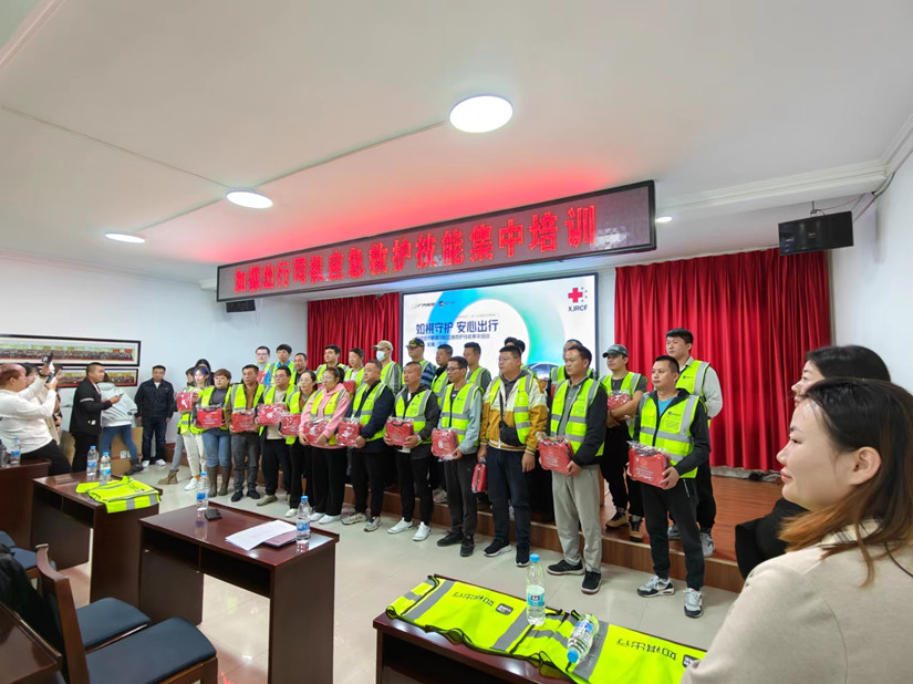 1695808159654417.jpg 圖為:北園春運輸公司組織網(wǎng)約車駕駛員急救培訓(四.4)_副本.jpg